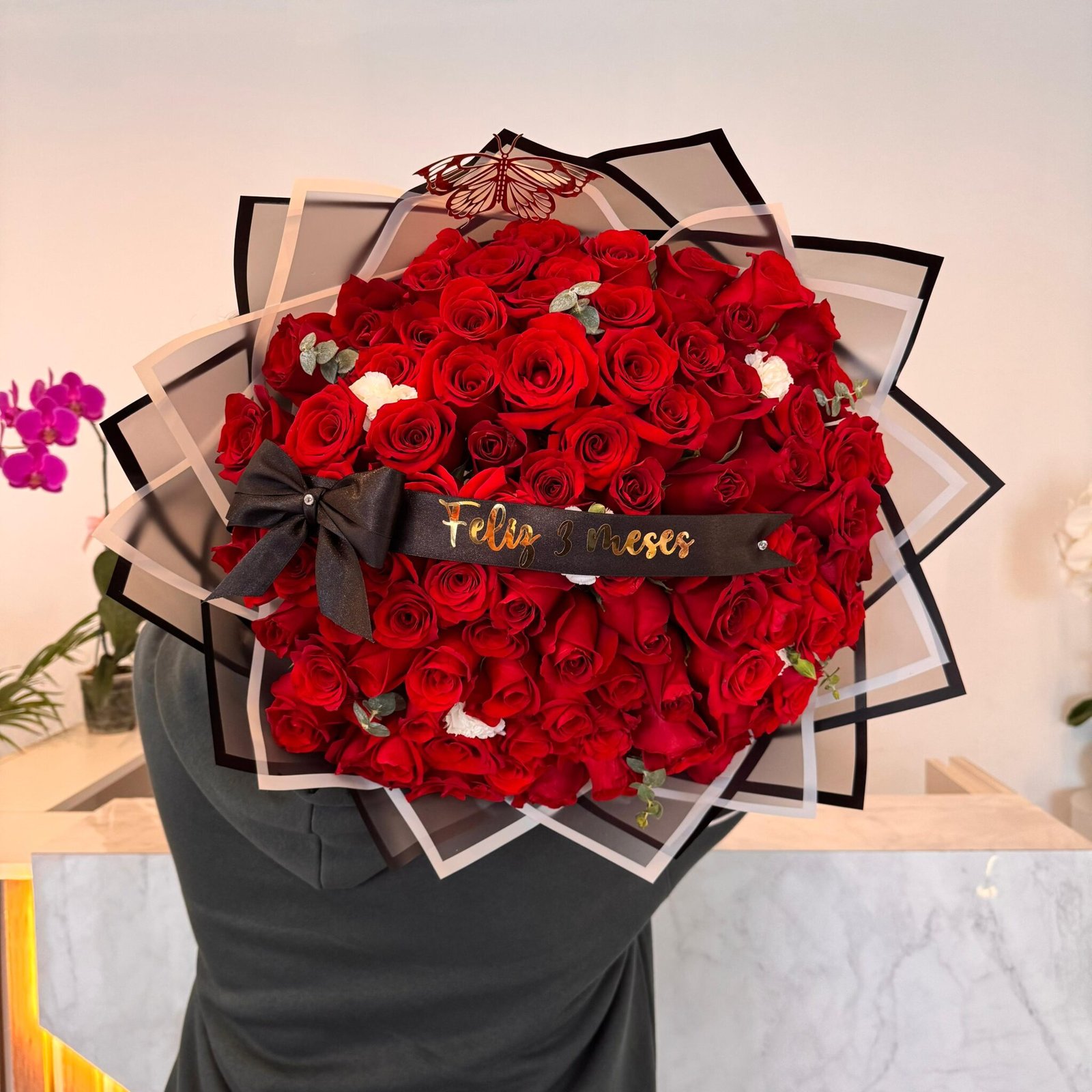 Buchón 100 rosas con cinta personalizada - Imagen 2
