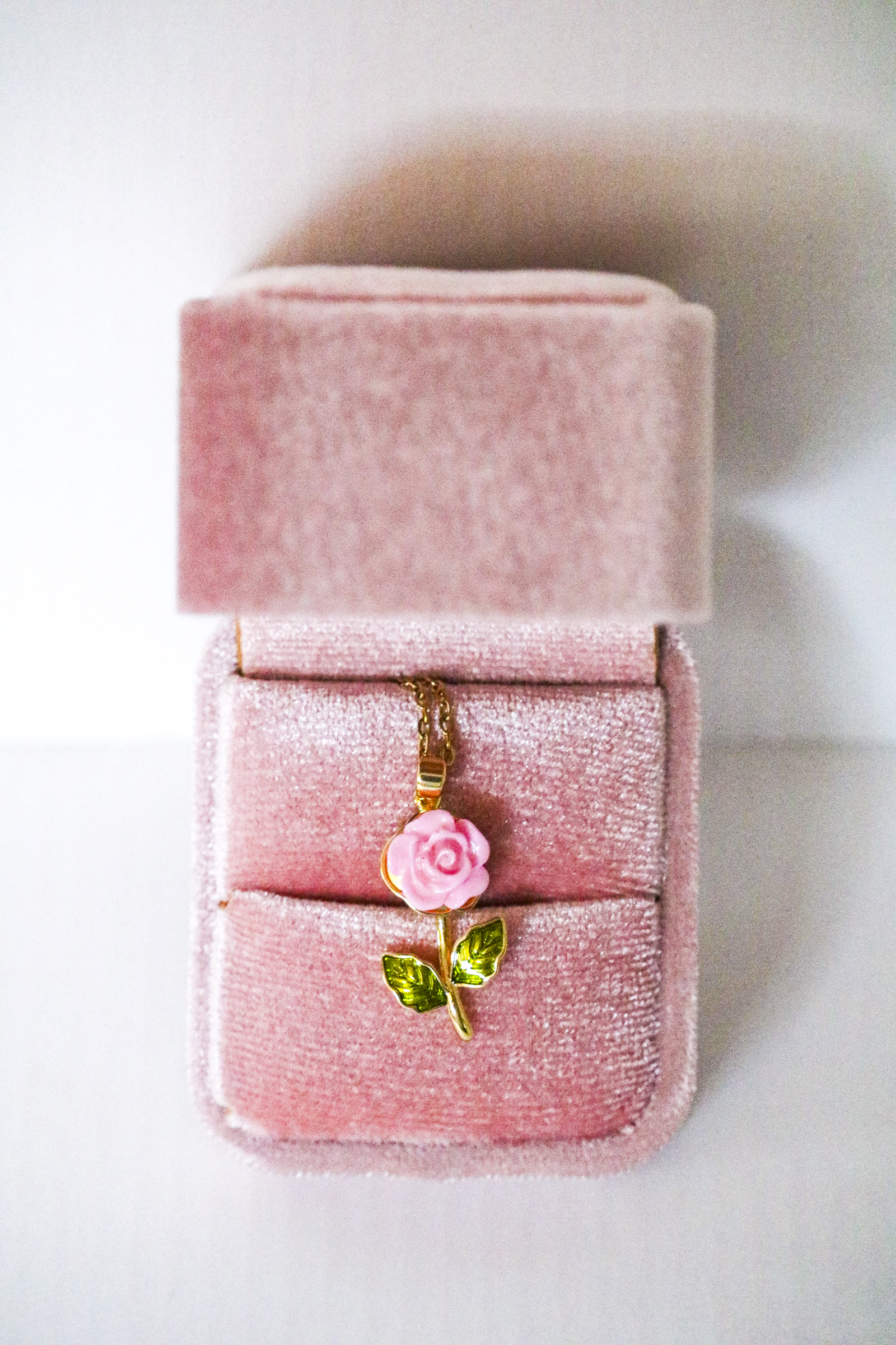 Collar con dije de rosa