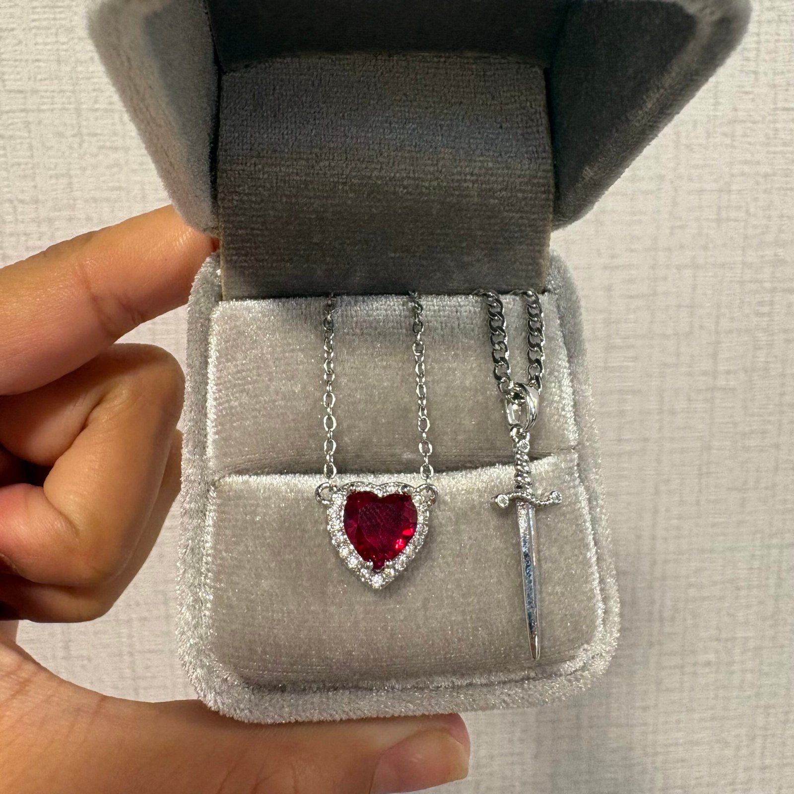 collar de pareja corazón y espada